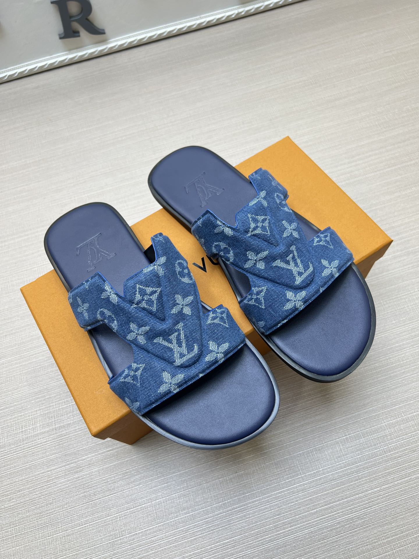54E109Z Popular slippers