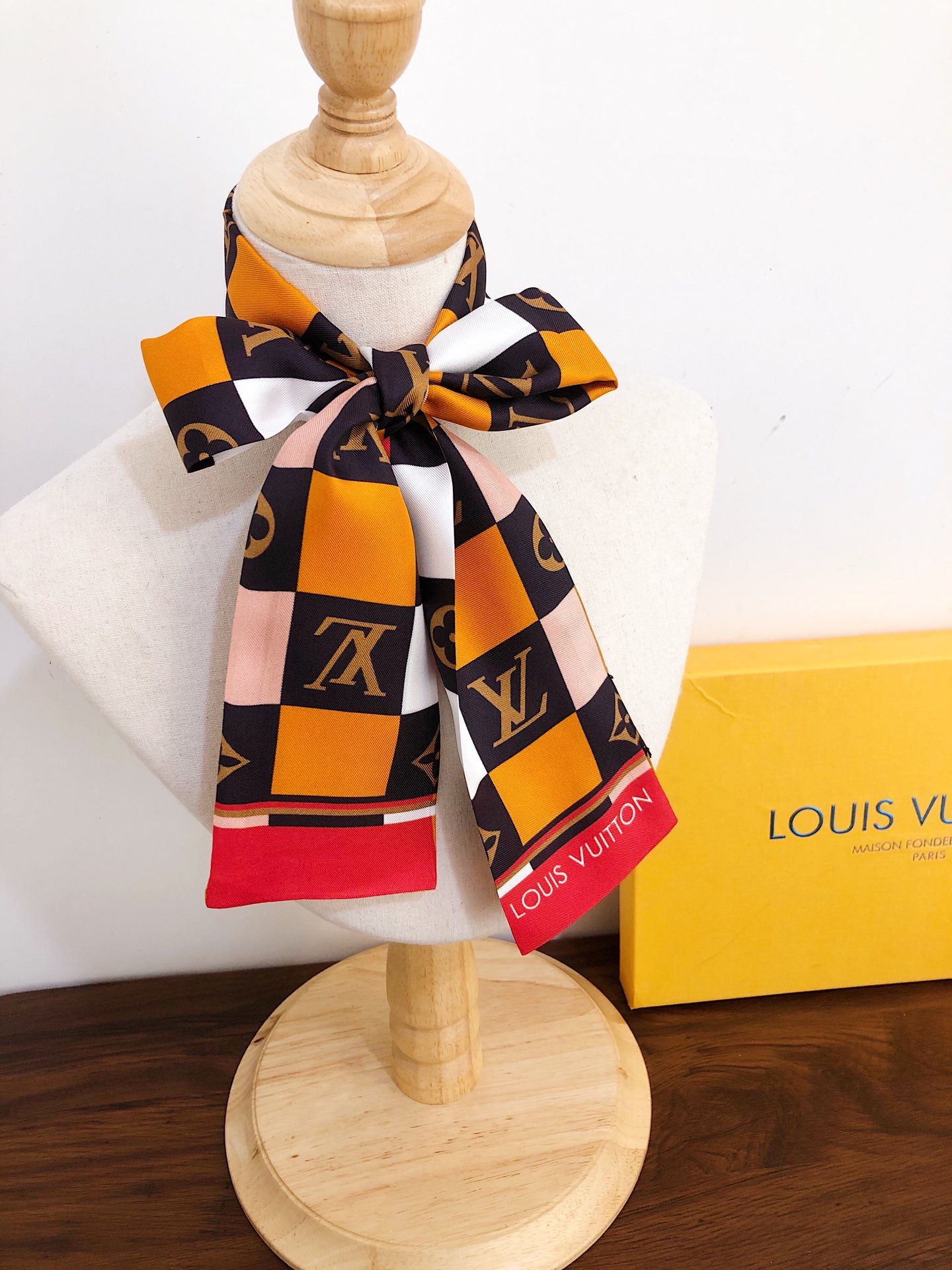 1ZE177W  Popular Silk Scarve