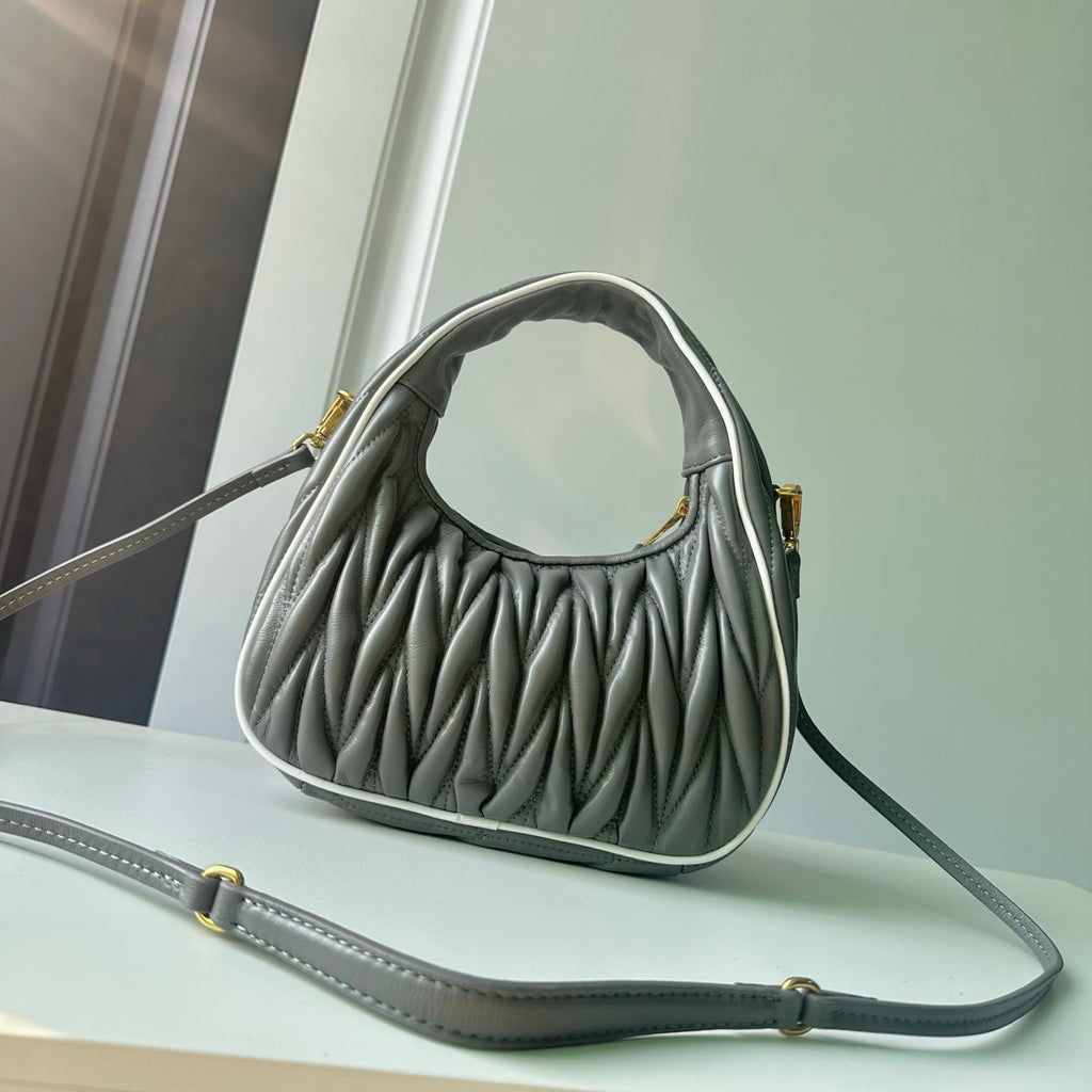 B1P46A118 Popular leather bag