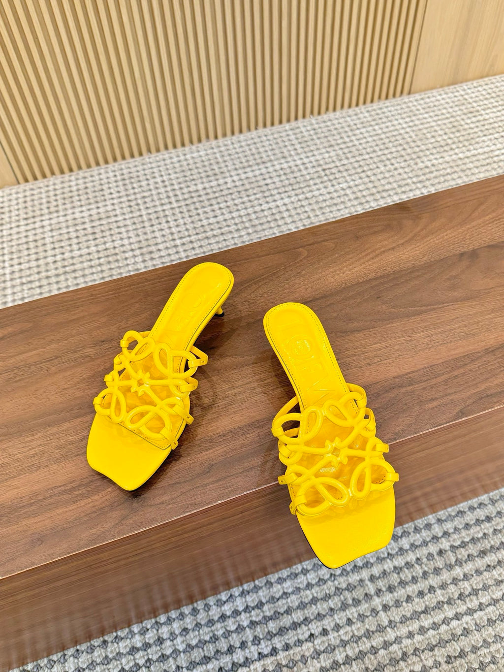255QA33Z Popular  leather Slippers