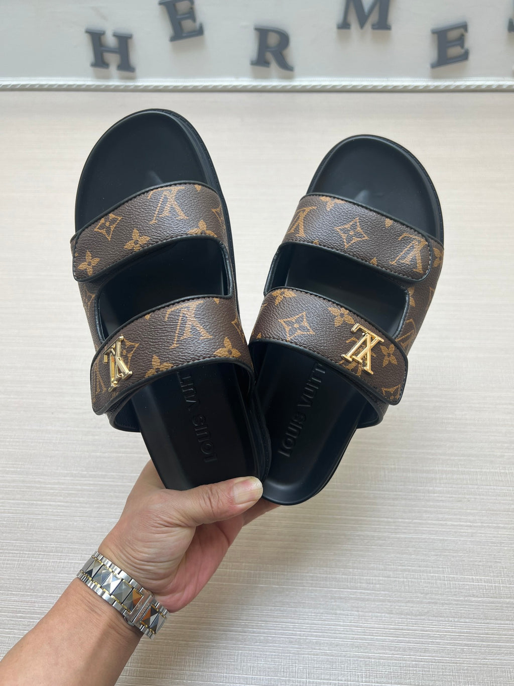 54E11Z Popular slippers