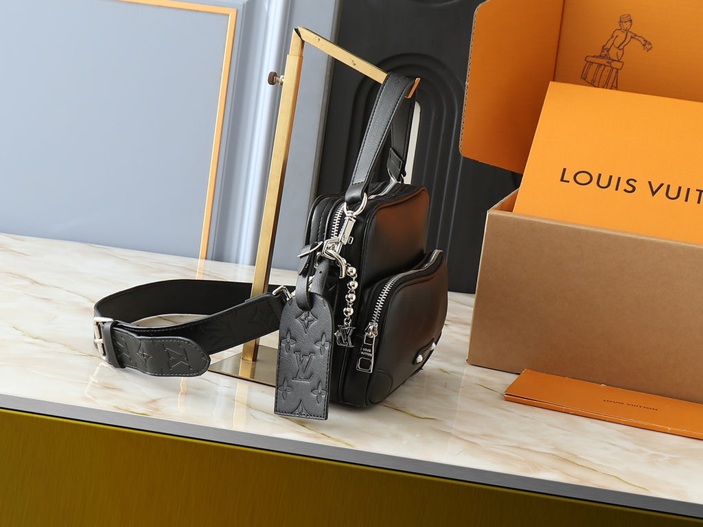 146PE108B Popular leather bag