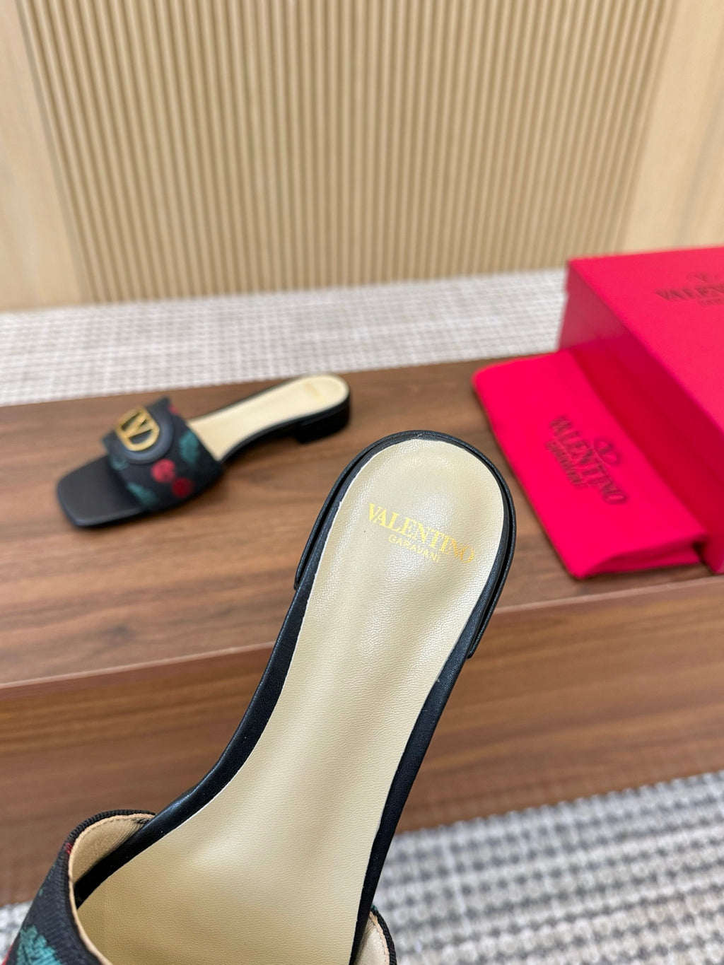 255QVL32Z Popular leather shoes