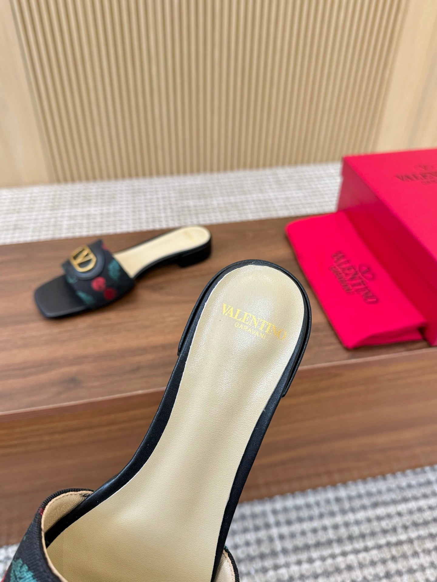 255QVL32Z Popular leather shoes