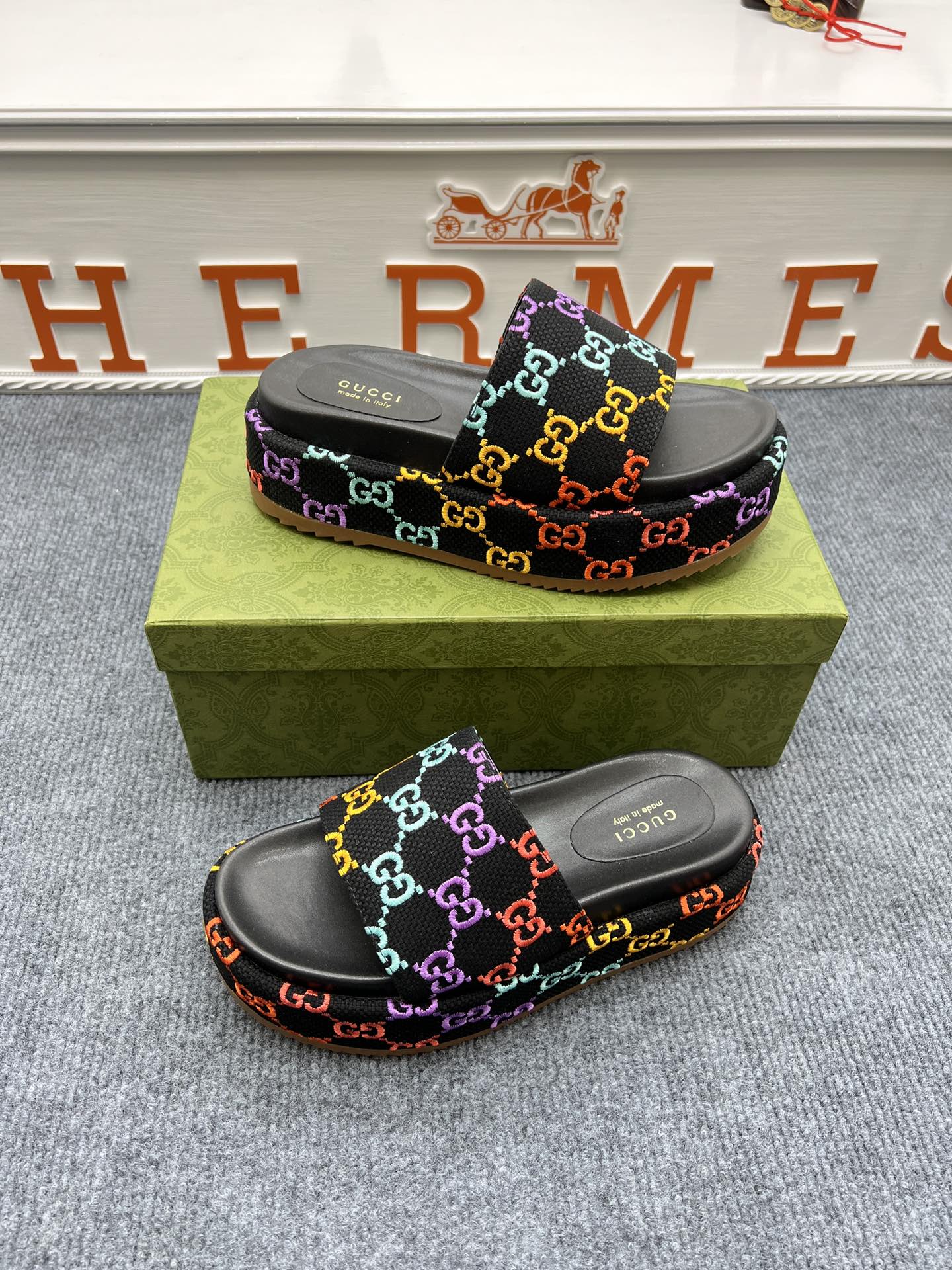 5YB72Z Popular leather sandals