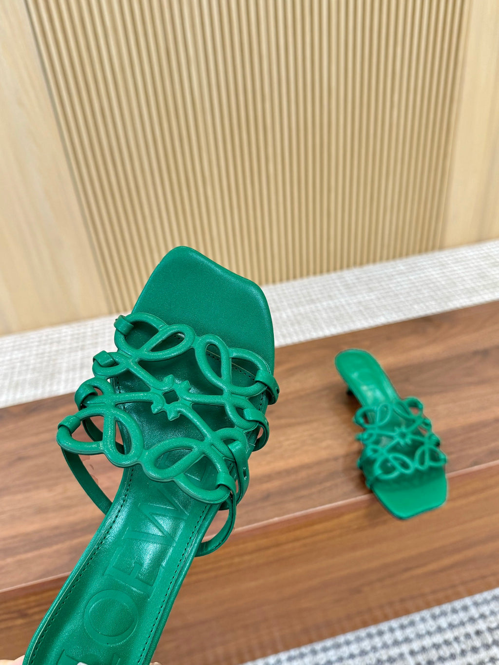 255QA33Z Popular  leather Slippers