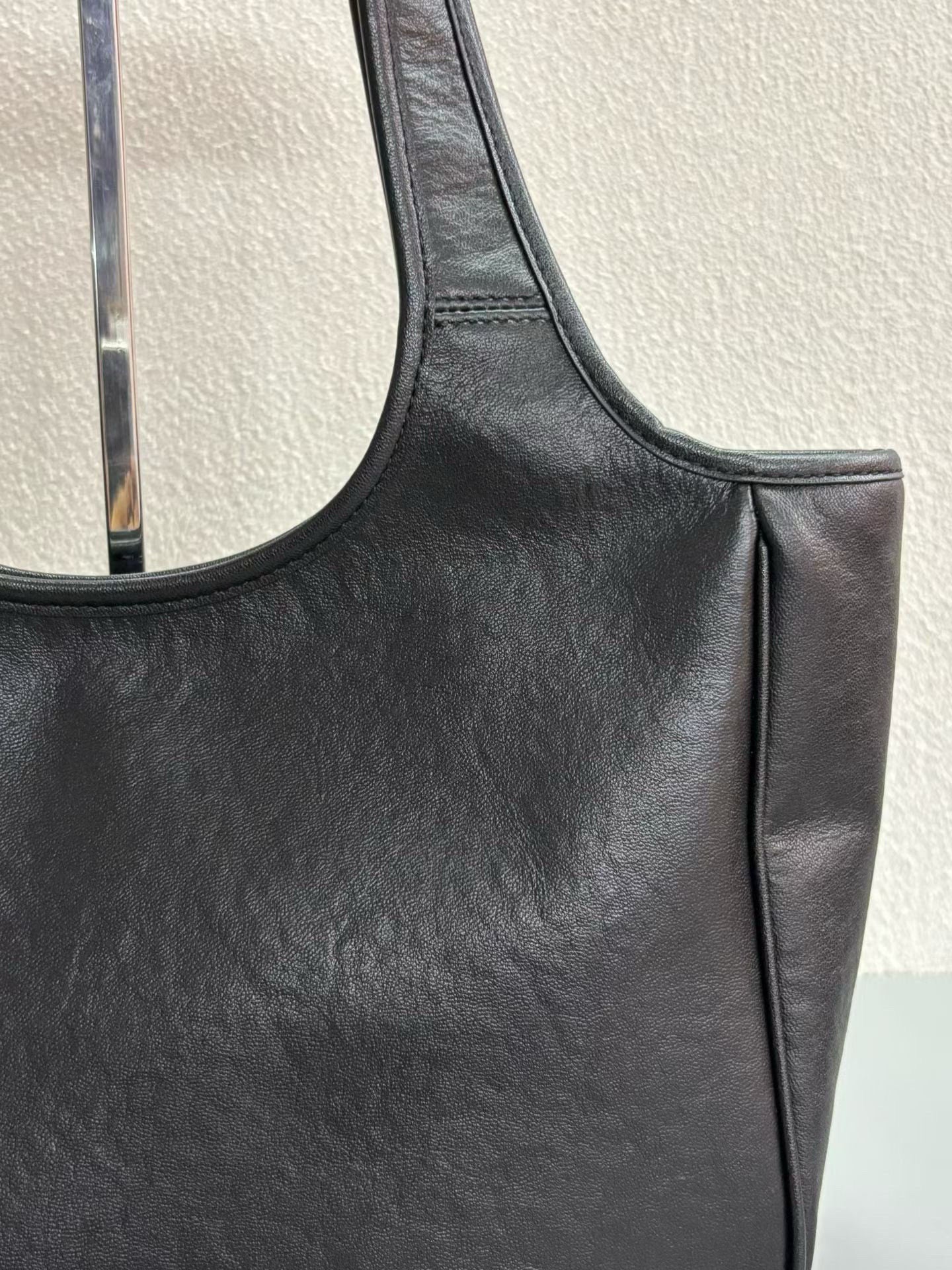 B1P46J143 Popular leather bags