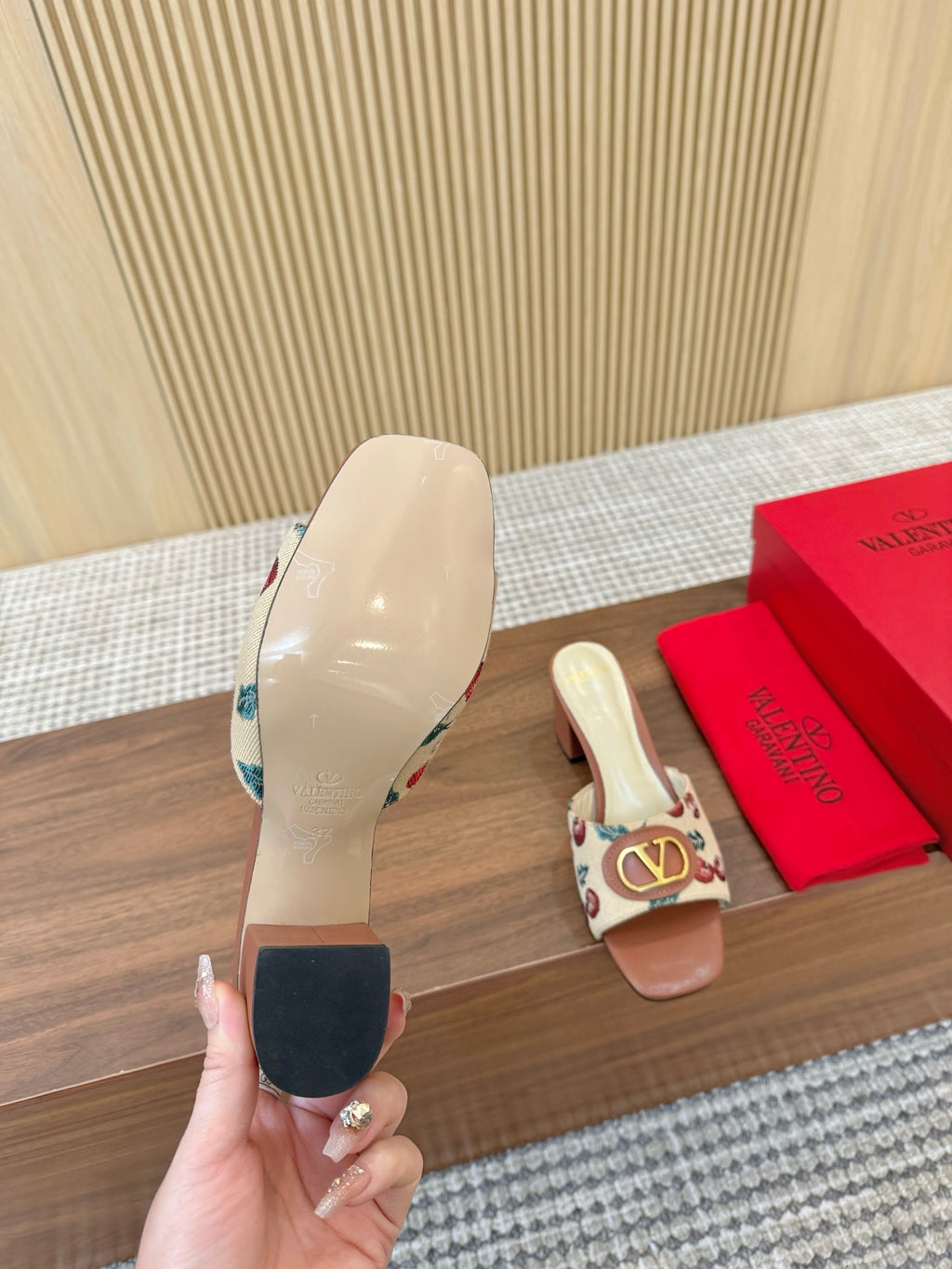255QVL32Z Popular leather shoes
