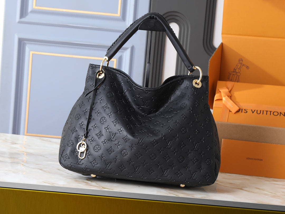 146PE65B Popular leather bag