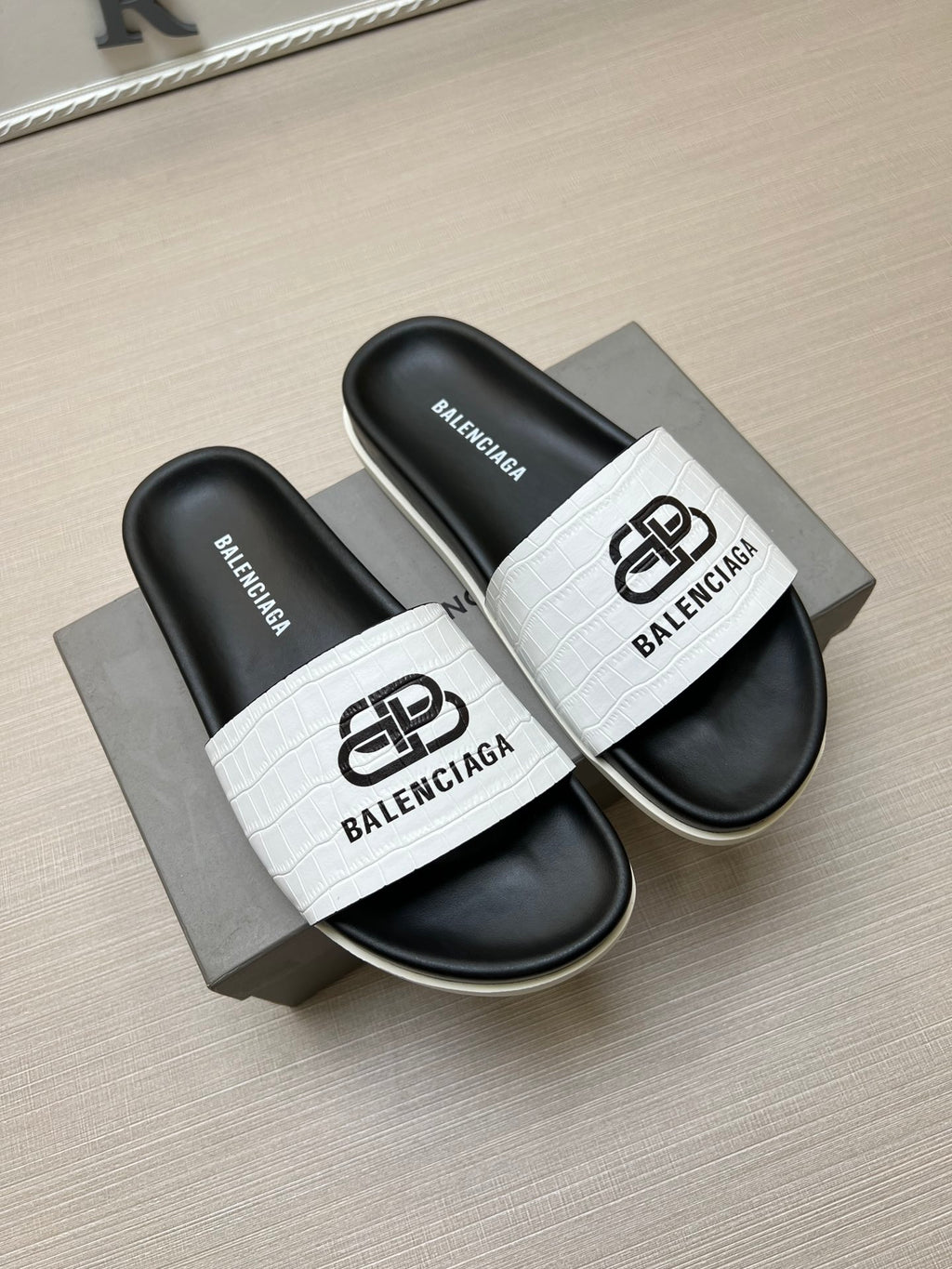 54J99Z Popular slippers