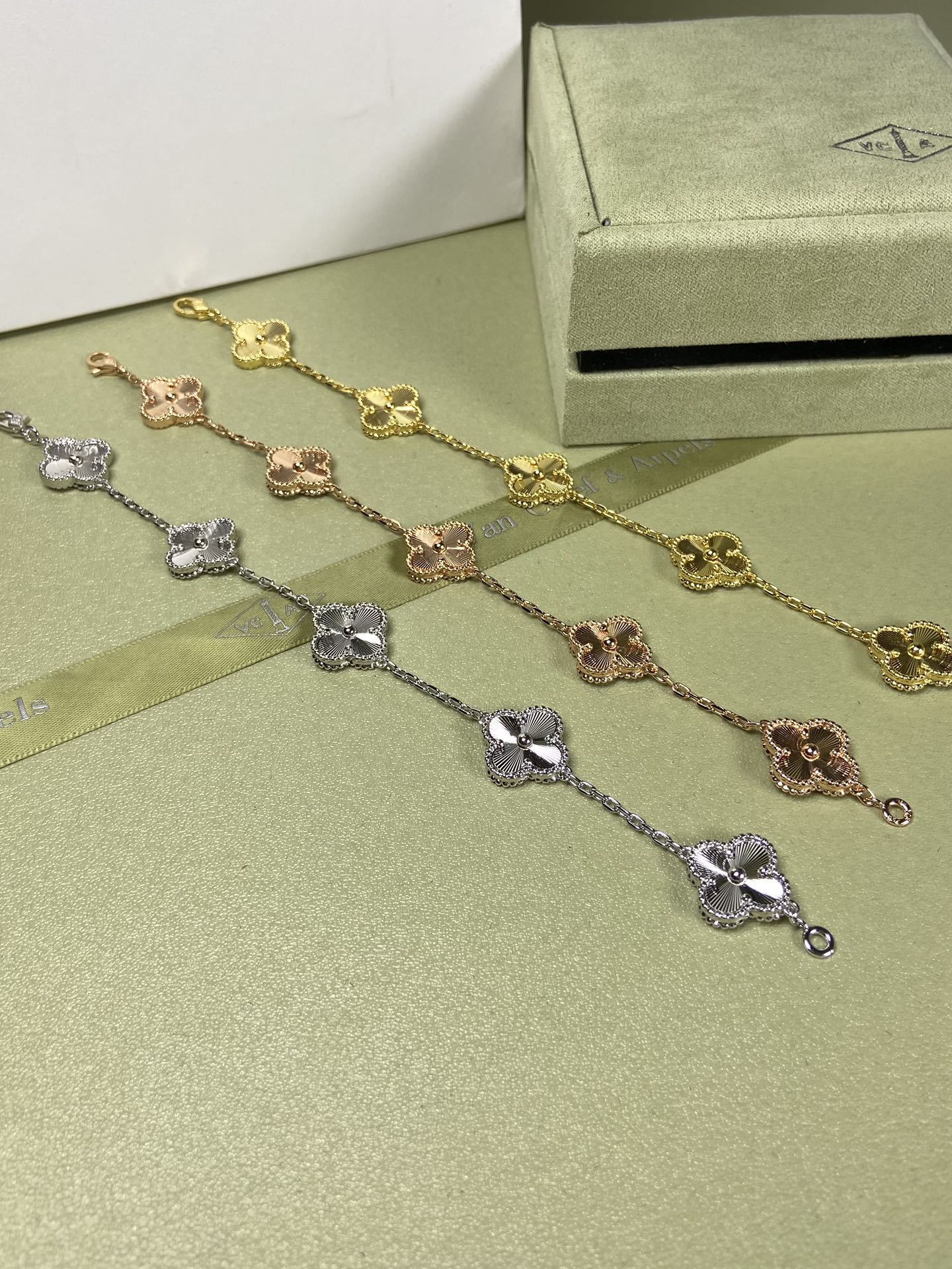 5XVA181K  Popular bracelets  5 flowers normal size1.5cm flower