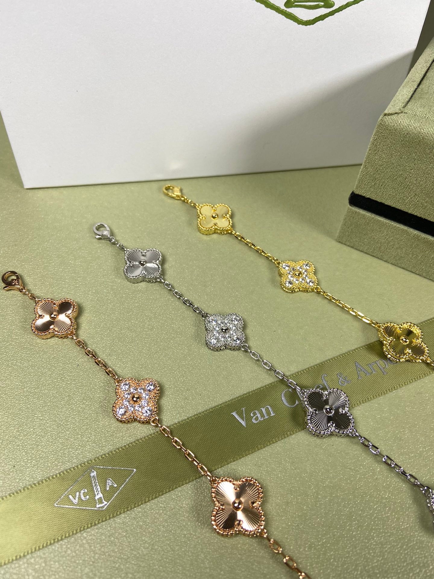 5XVA181K  Popular bracelets  5 flowers normal size1.5cm flower