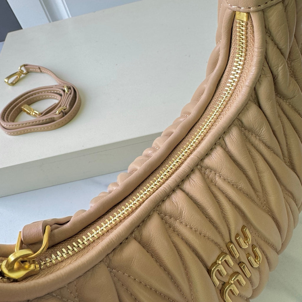 146PA121B Popular leather bag（29x24x10cm）