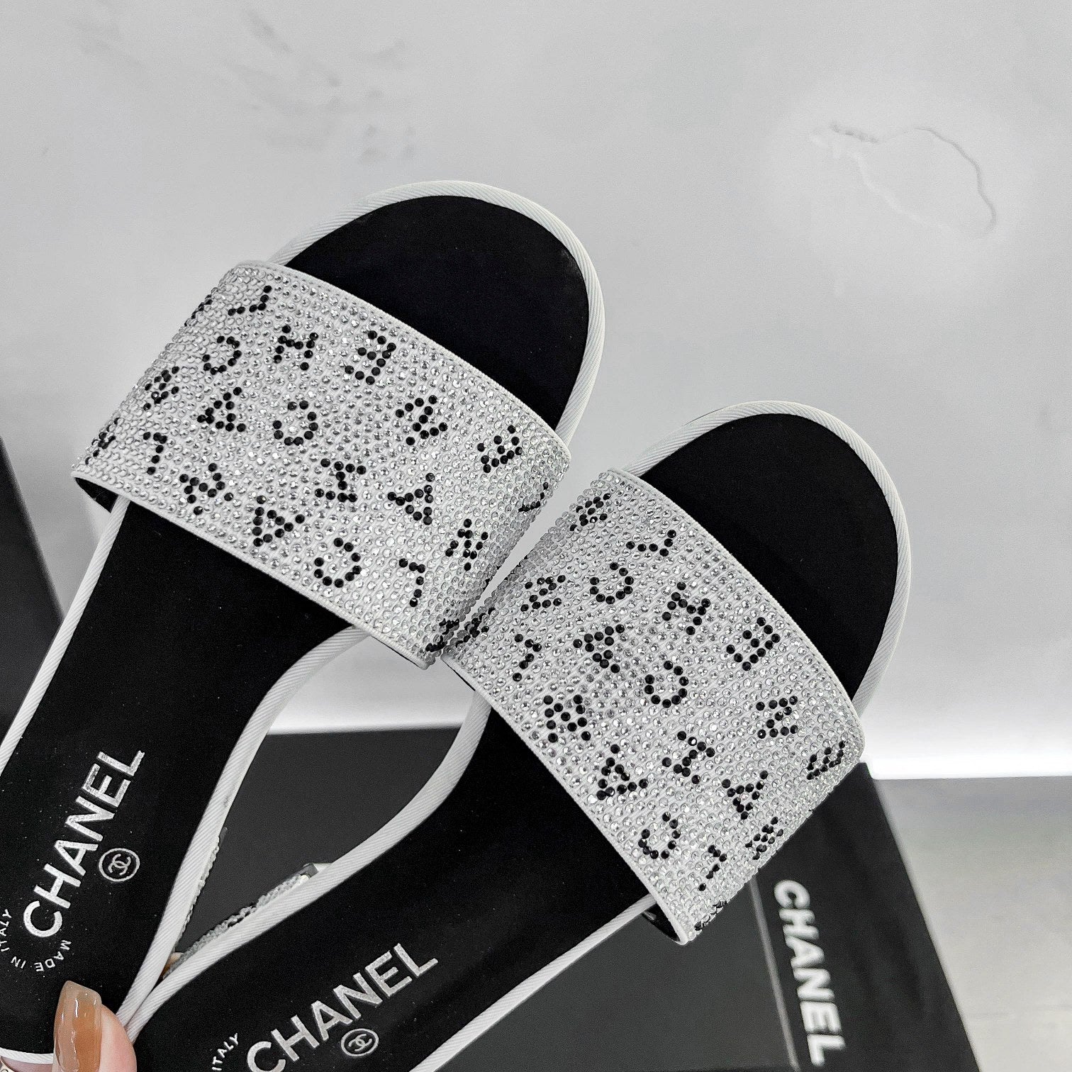 14C57Z Popular sandals