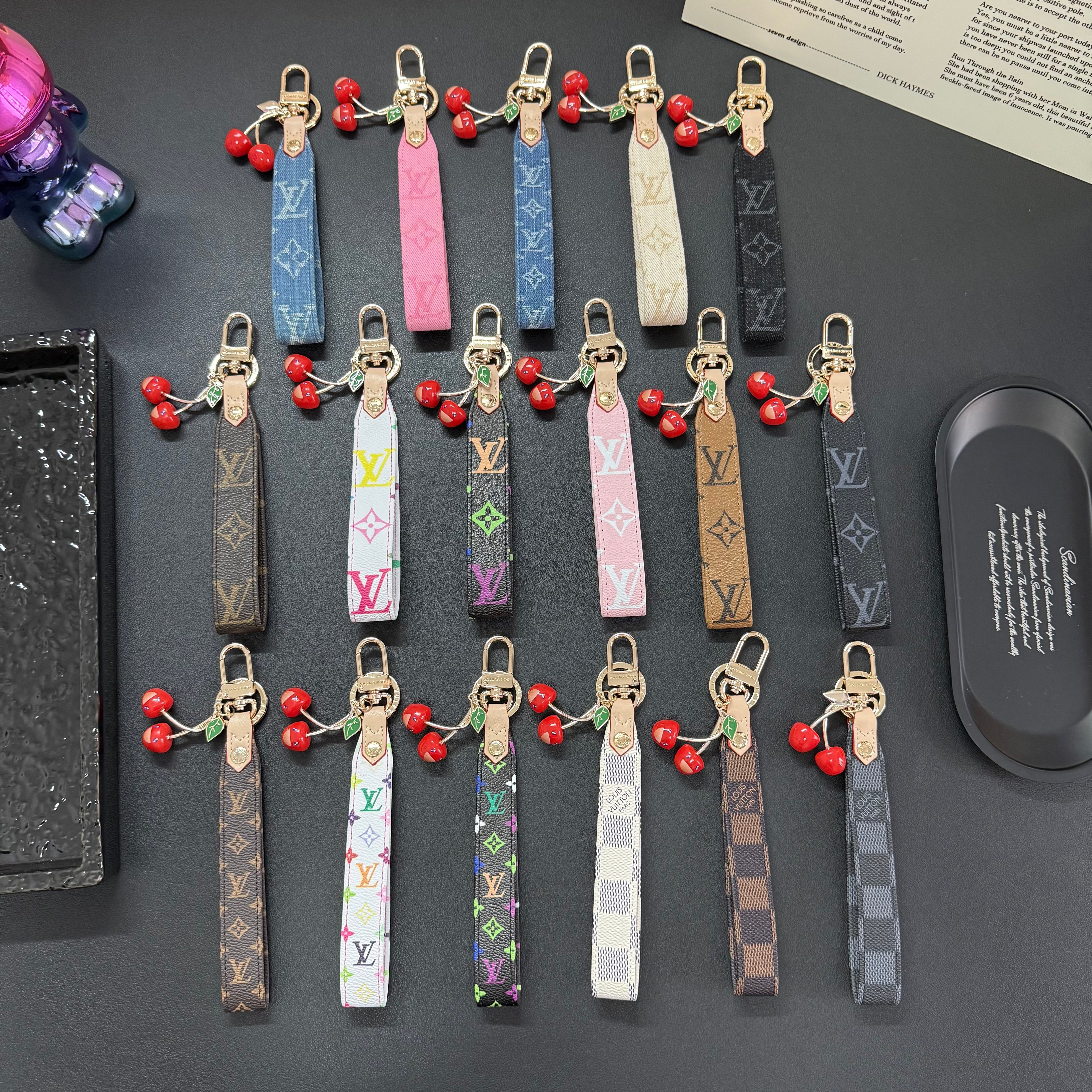 35QE4A Popular bag 's charms accessories