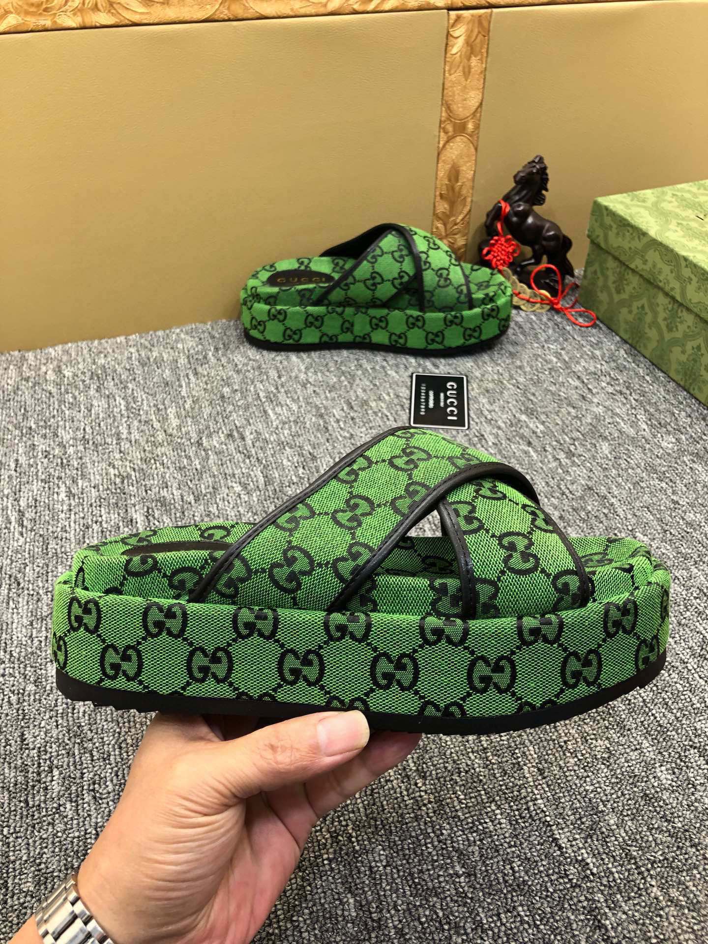 5YB69Z Popular Slippers