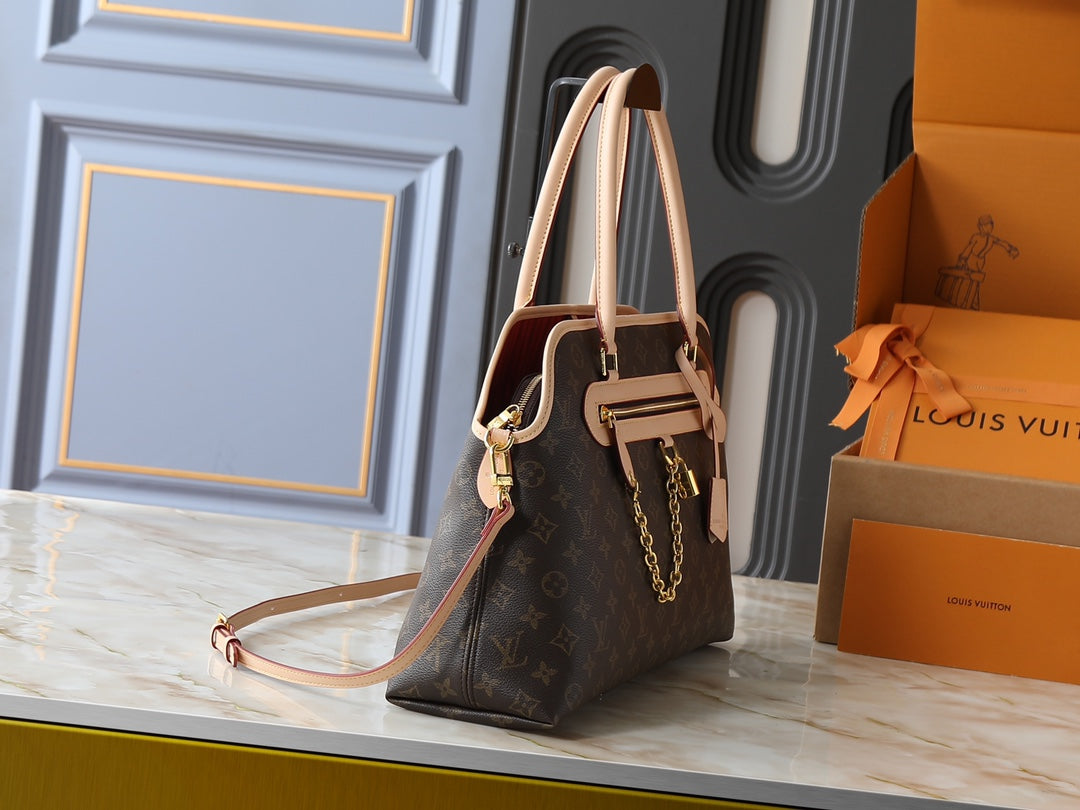 146PE107B Popular leather bag
