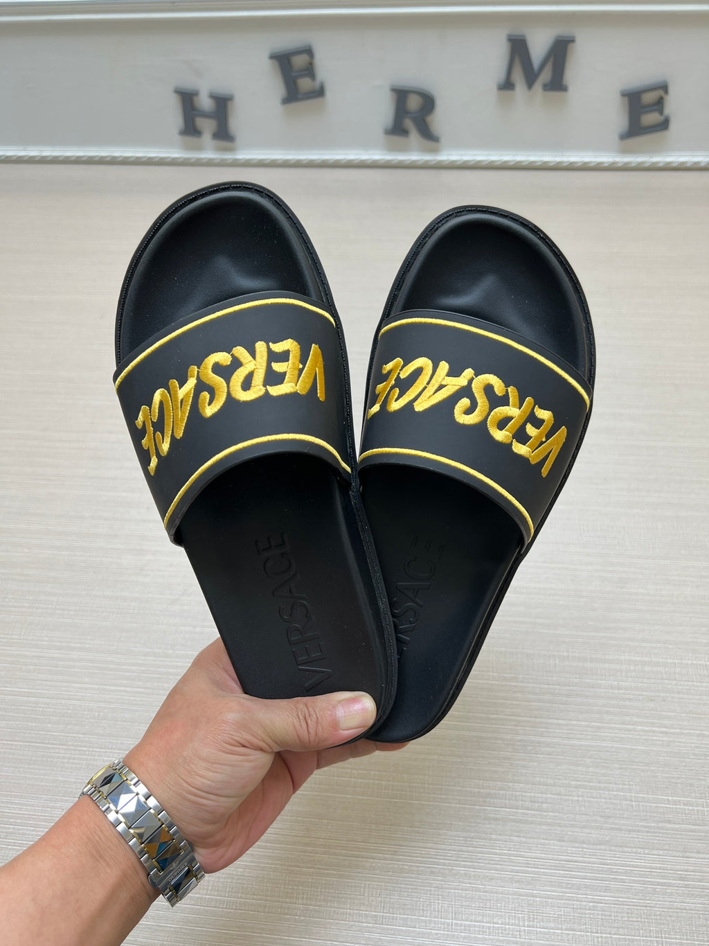 54V54Z Popular slippers