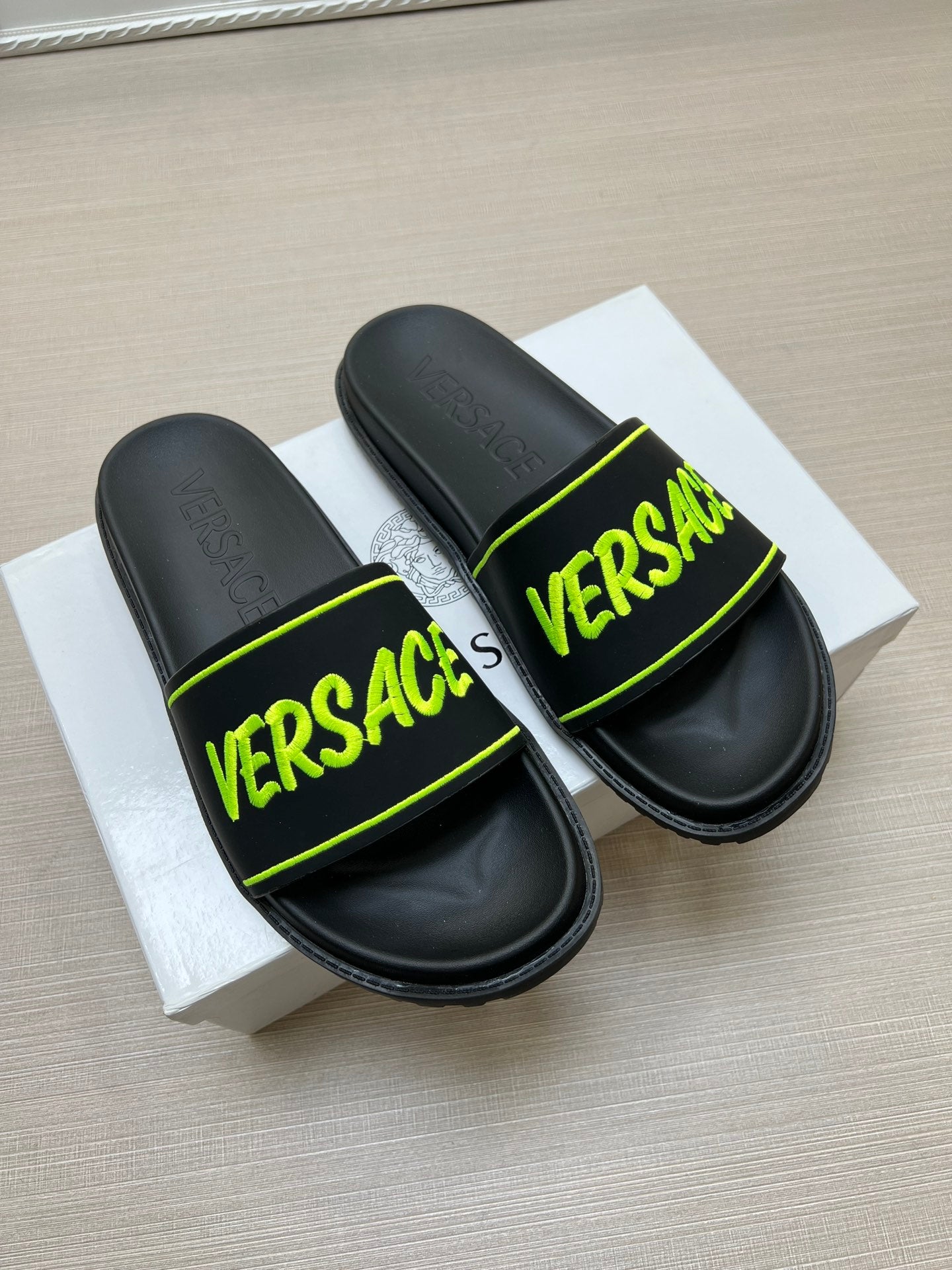54V54Z Popular slippers
