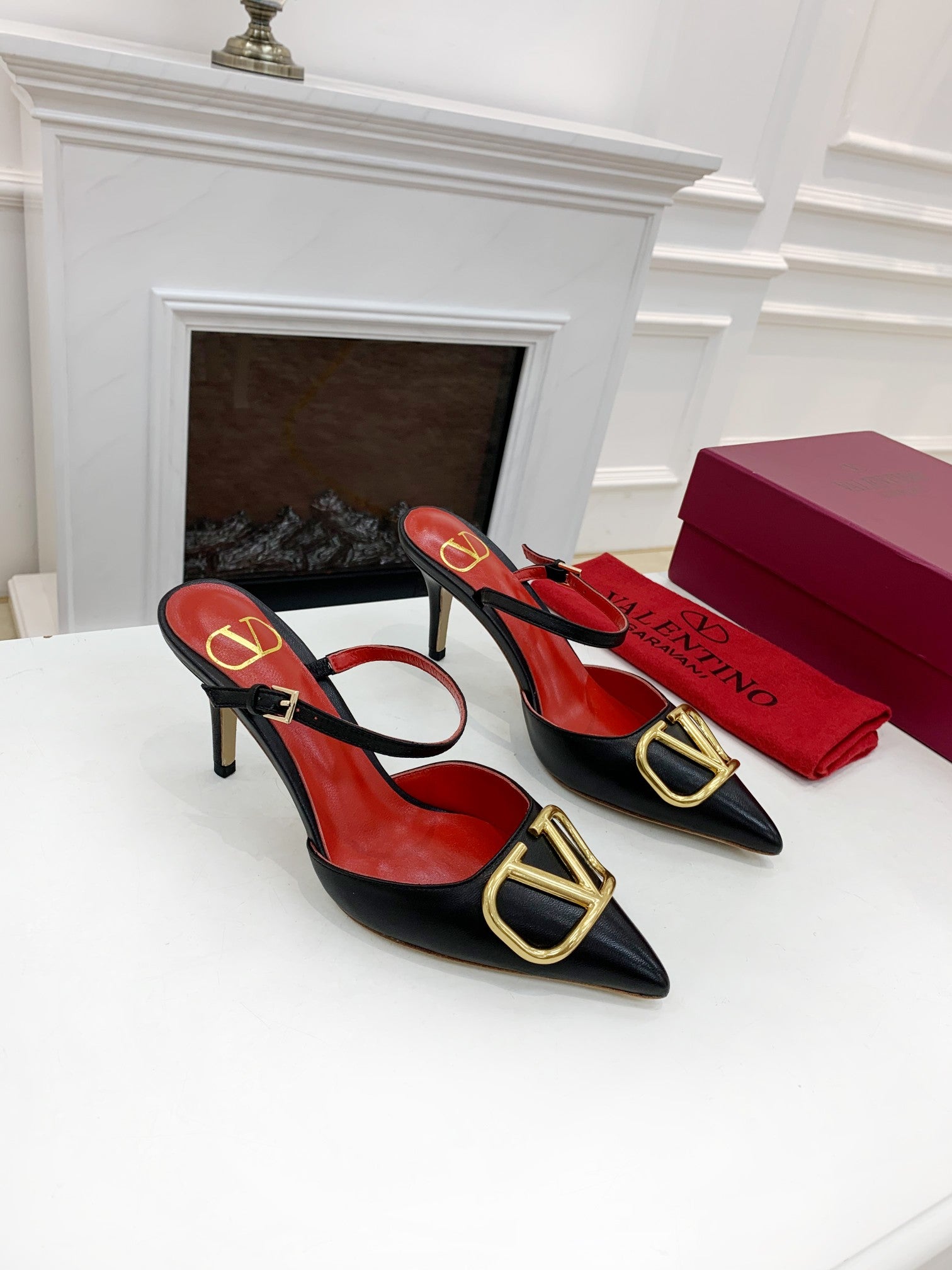 2YVL28Z Popular leather  High heels