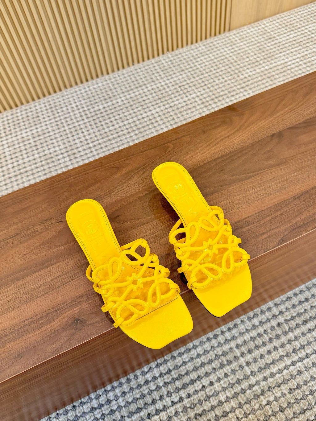 255QA33Z Popular  leather Slippers
