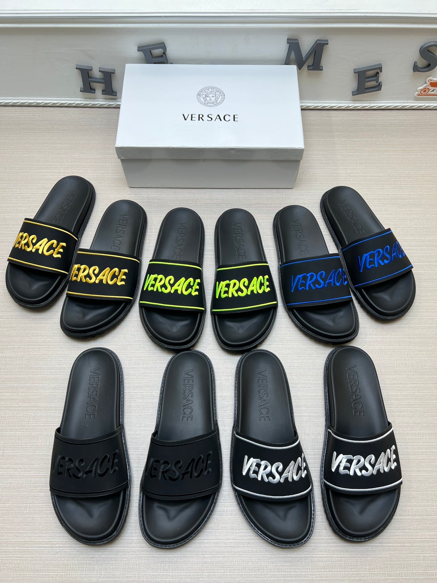 54V54Z Popular slippers