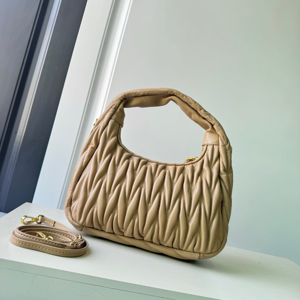 146PA121B Popular leather bag（29x24x10cm）