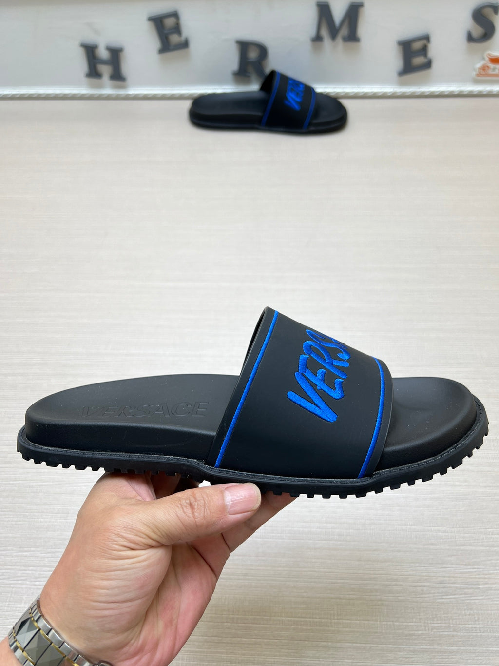 54V54Z Popular slippers
