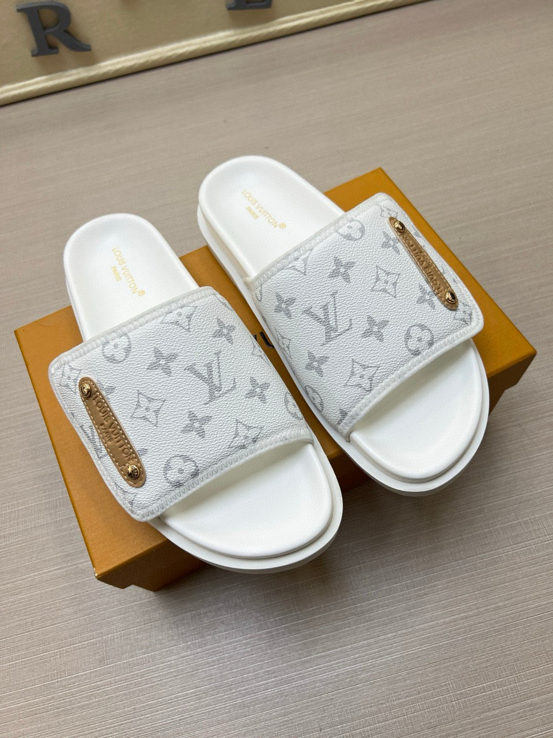 575NE6Z  Popular Slippers