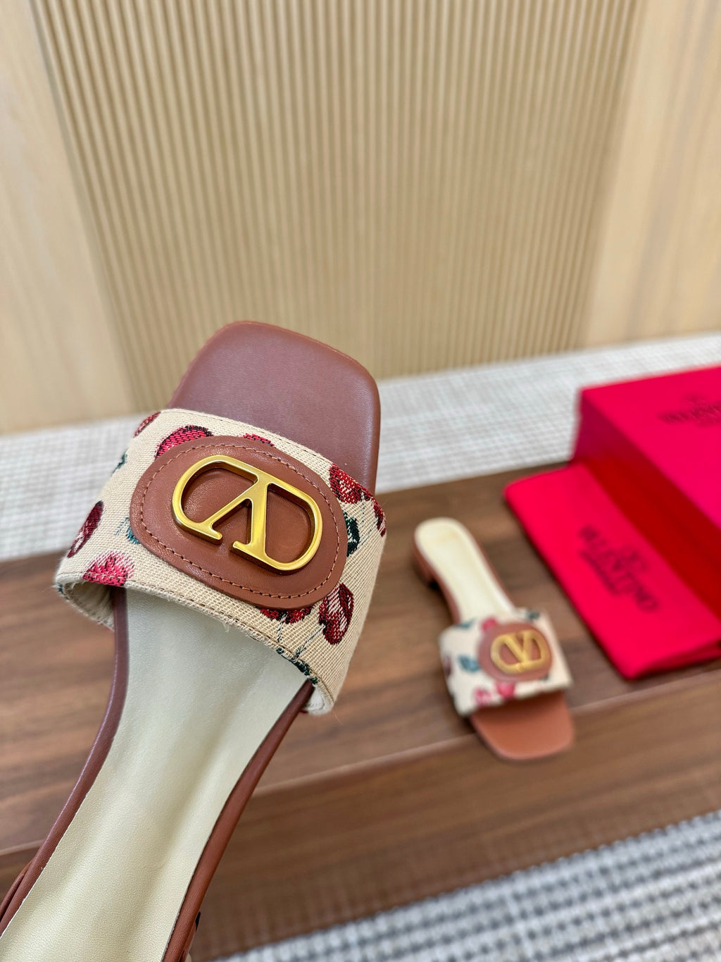 255QVL32Z Popular leather shoes