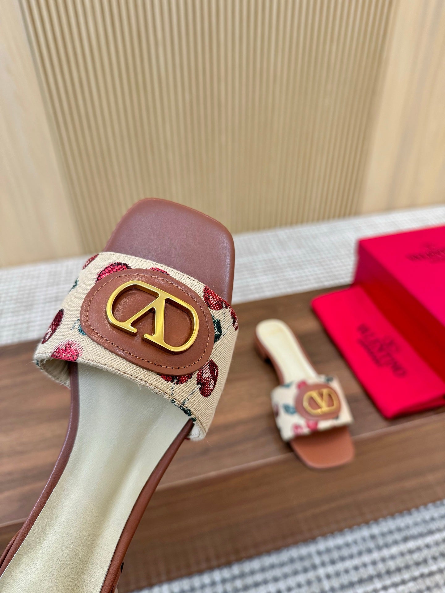 255QVL32Z Popular leather shoes