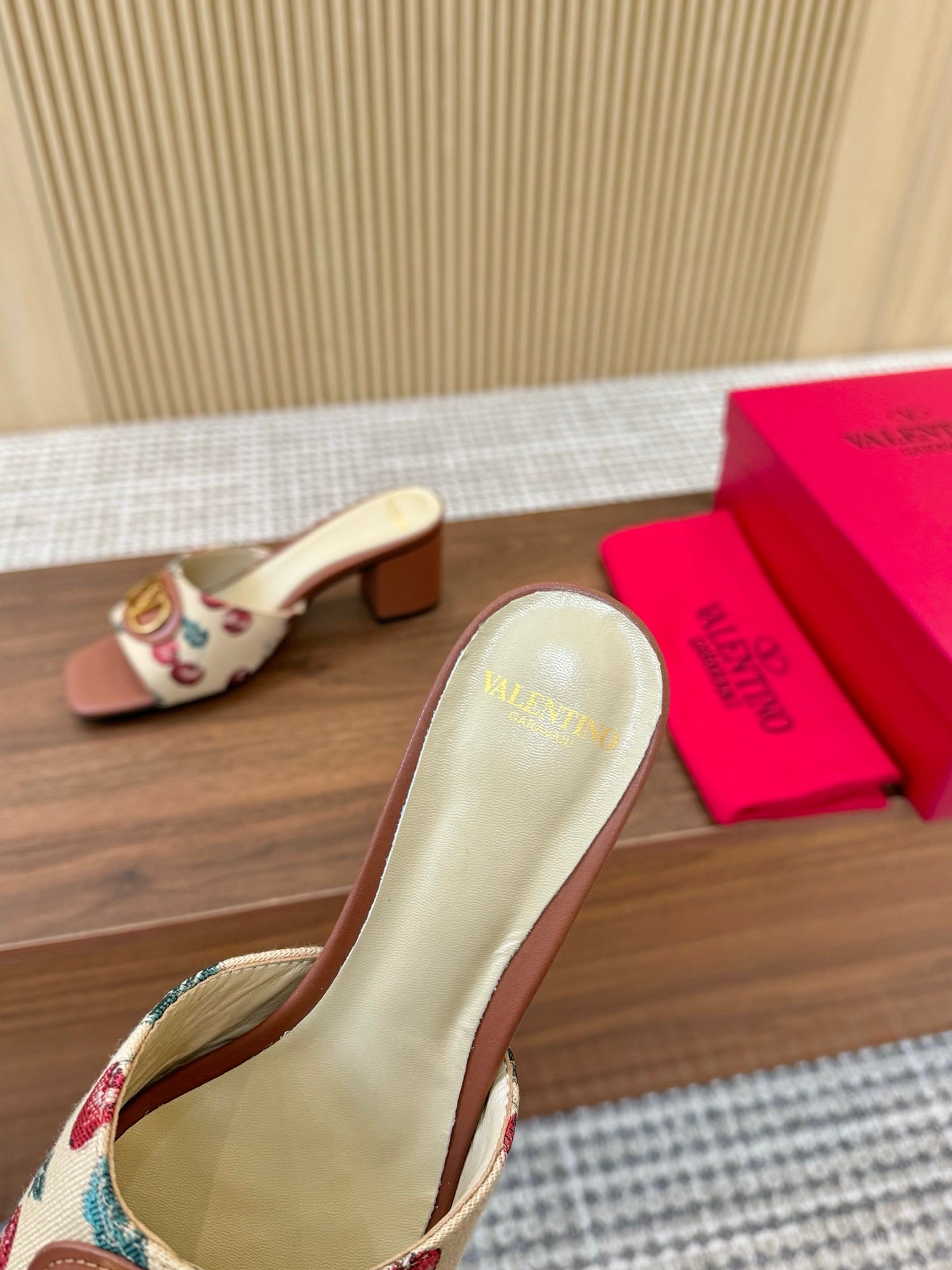 255QVL32Z Popular leather shoes