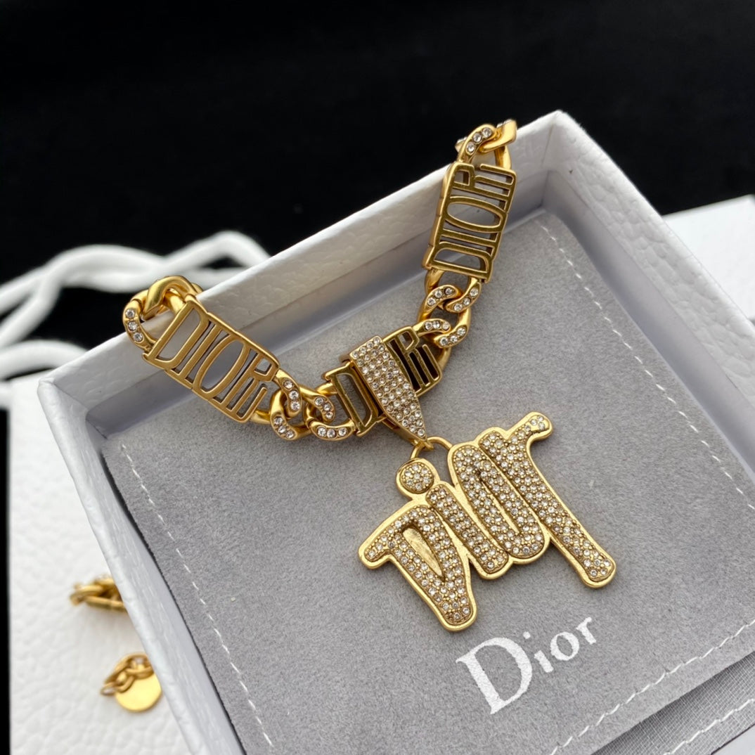175RD9X Popular    Necklaces .