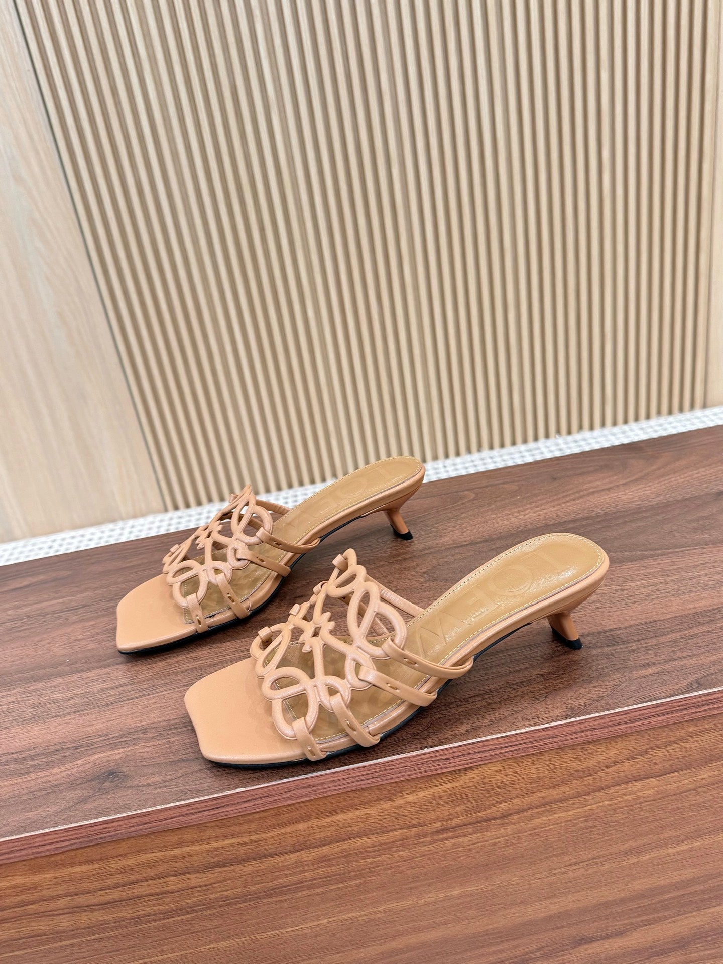 255QA33Z Popular  leather Slippers