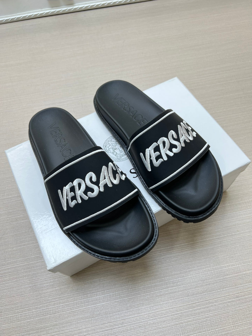 54V54Z Popular slippers