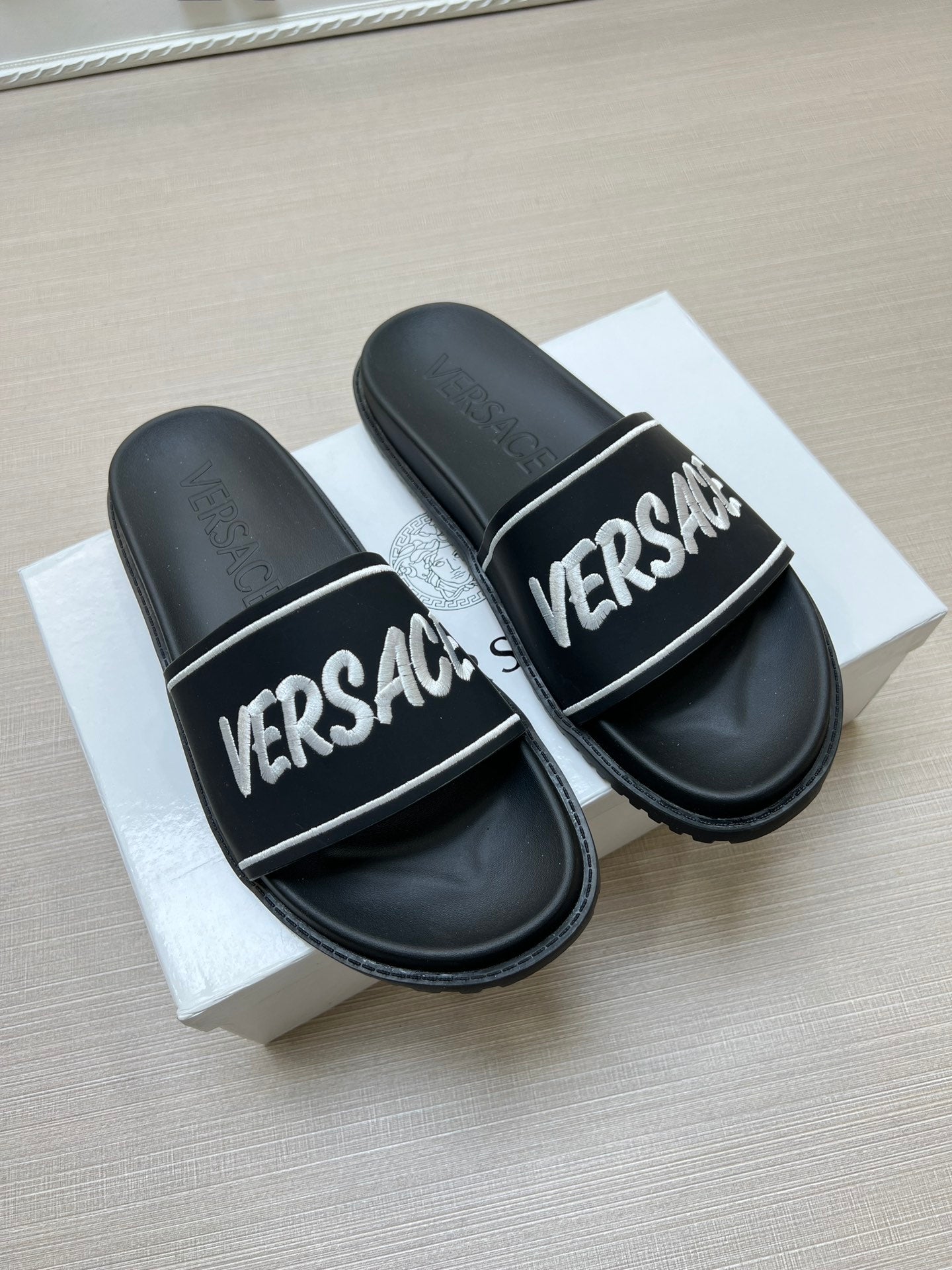 54V54Z Popular slippers