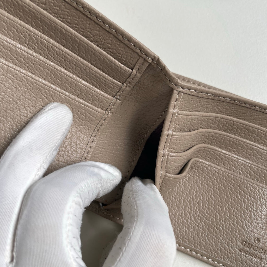 B1X46B7 Popular leather wallets ( with full packaging )