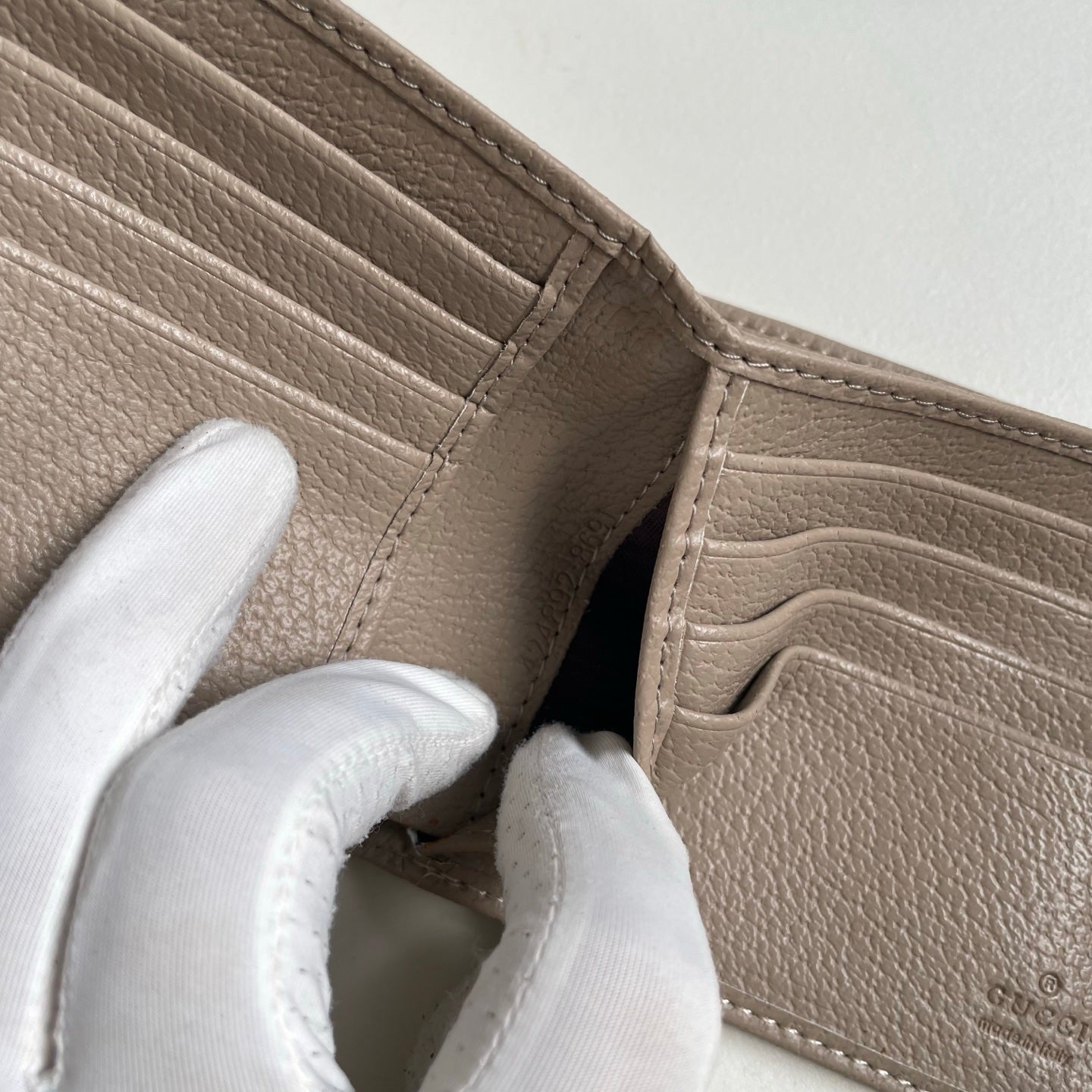 B1X46B7 Popular leather wallets ( with full packaging )