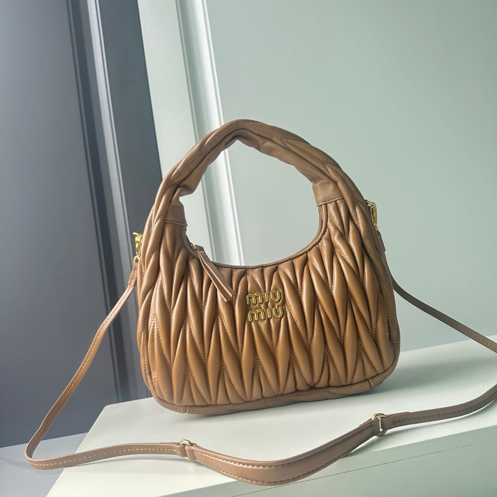 146PA121B Popular leather bag（29x24x10cm）
