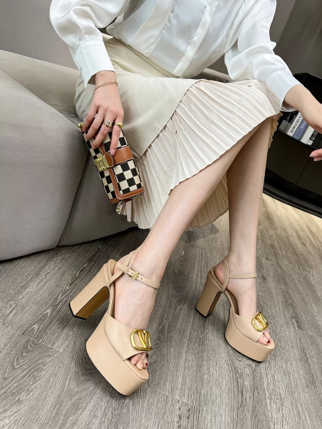 2YVL26Z Popular leather  High heels