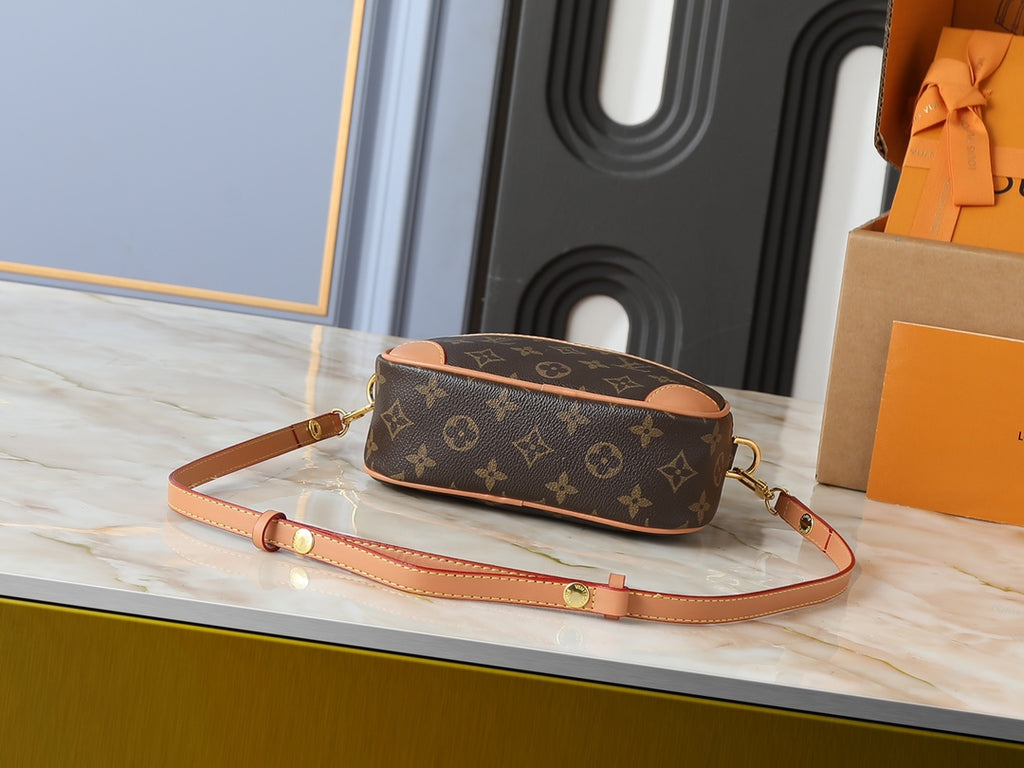 15RE147B Popular leather bag