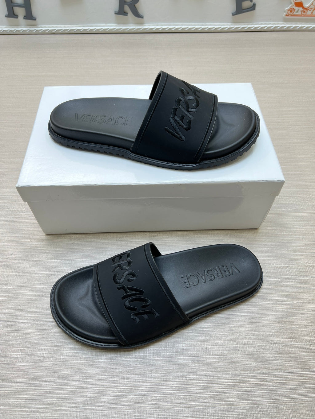 54V54Z Popular slippers