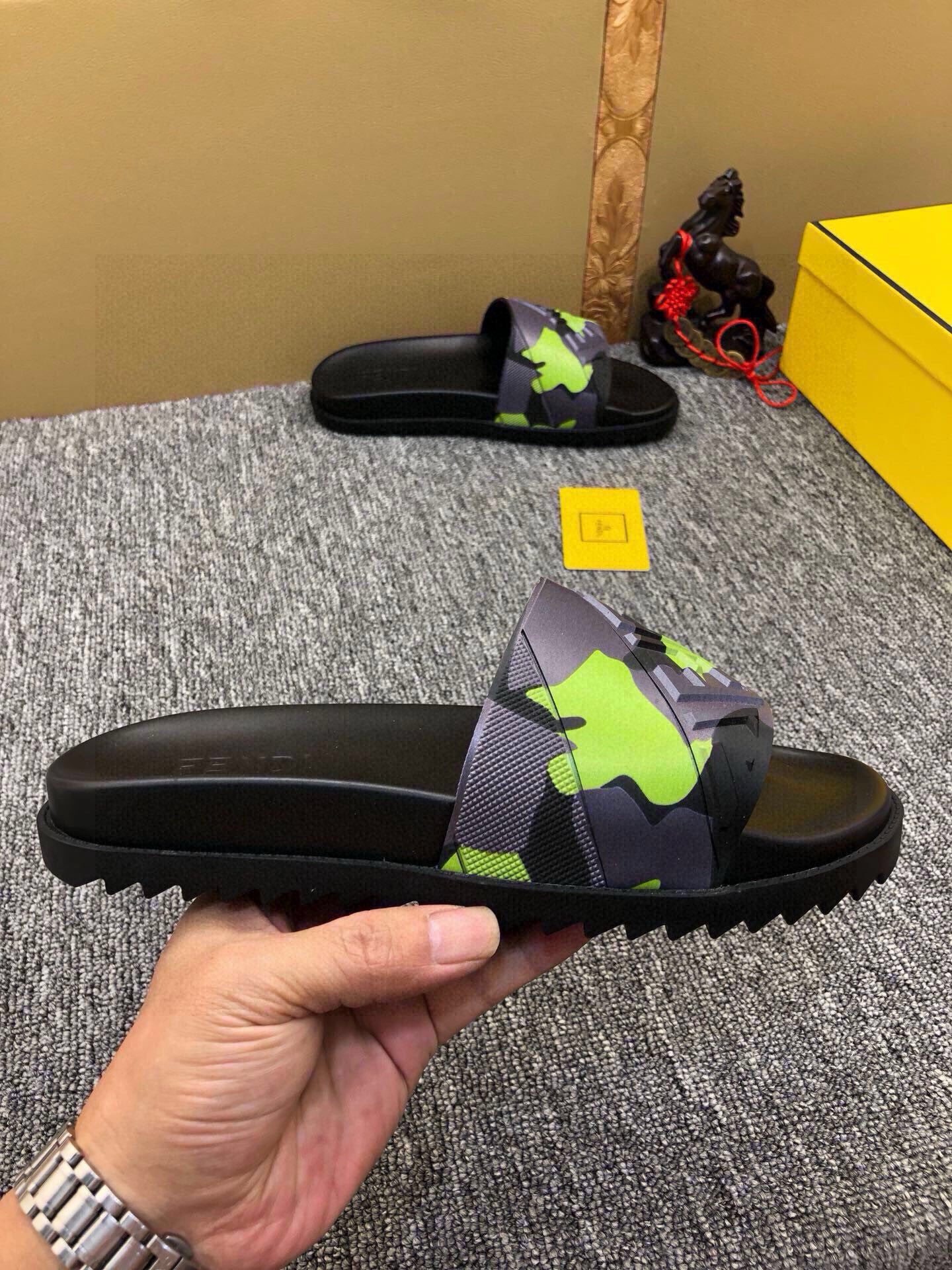 535ZF284Z Popular Slippers