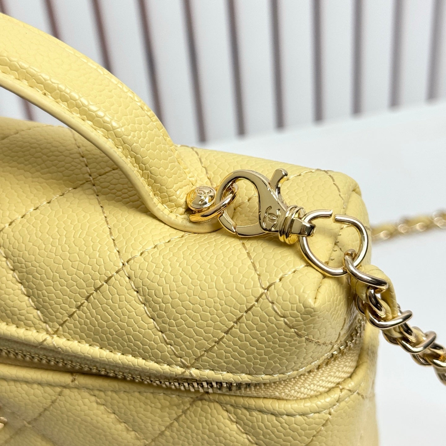B1X66C19  Popular leather bag