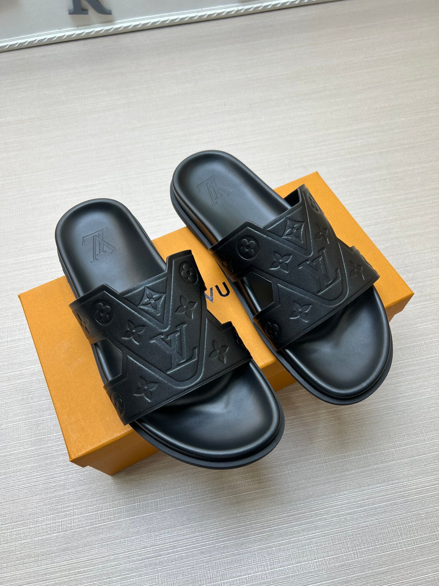 54E66Z Popular slippers
