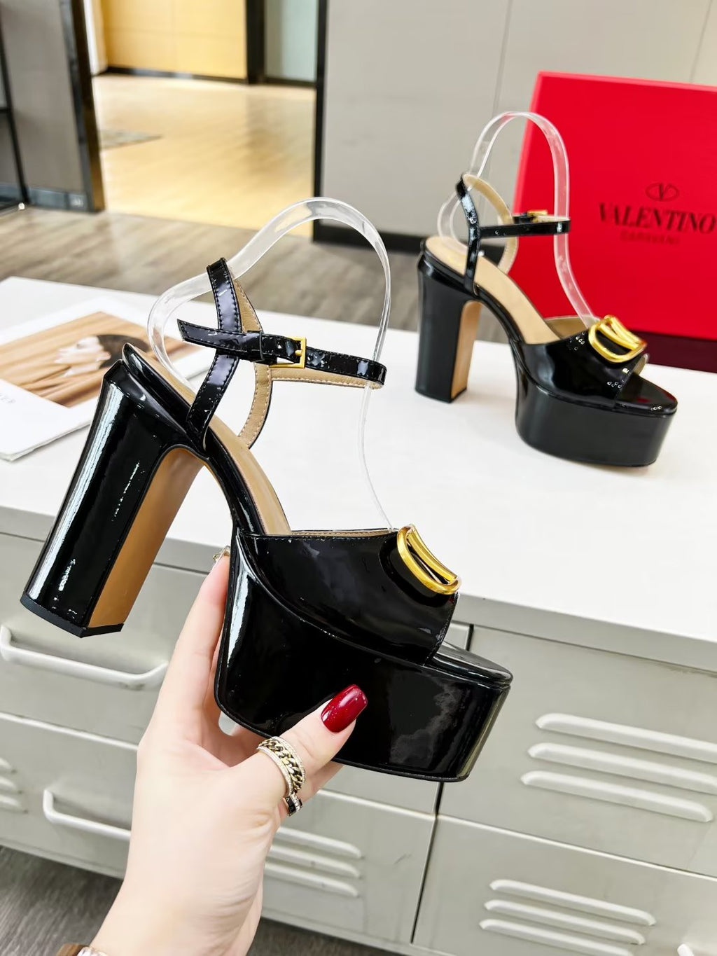 2YVL26Z Popular leather  High heels