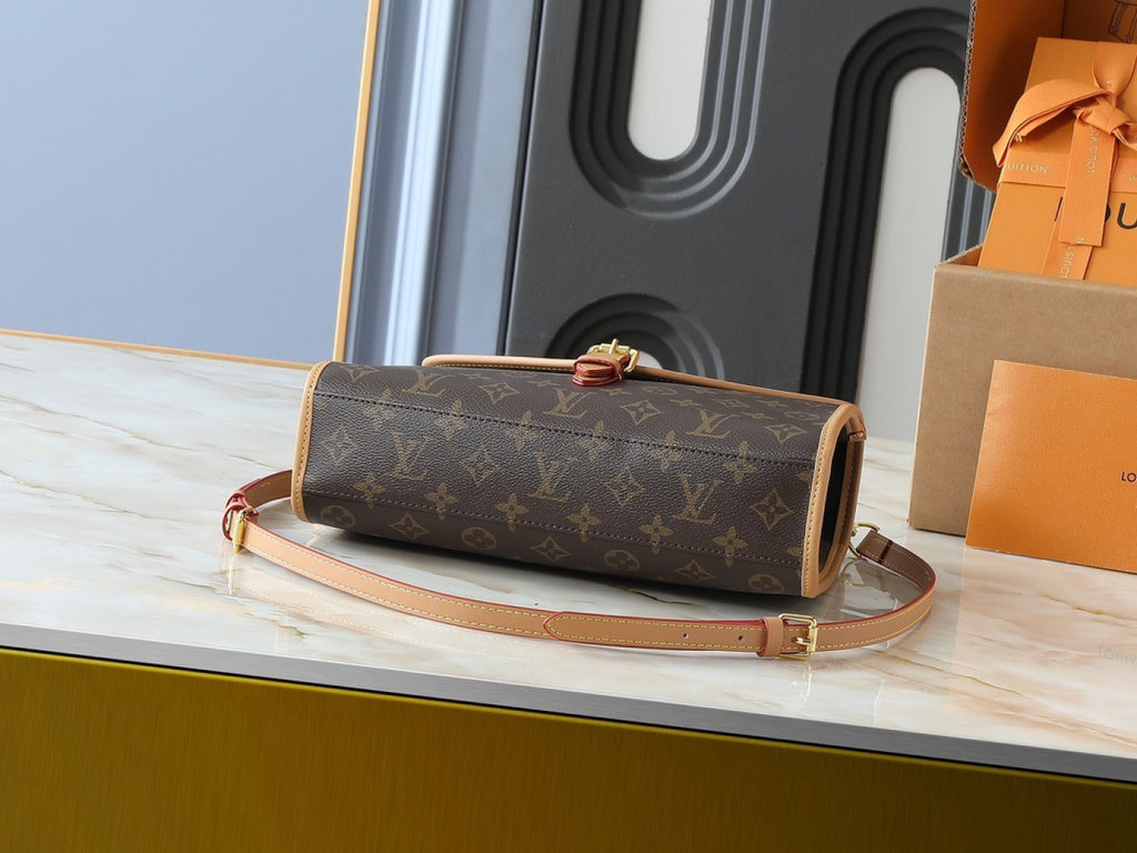 136PE76B Popular leather bag