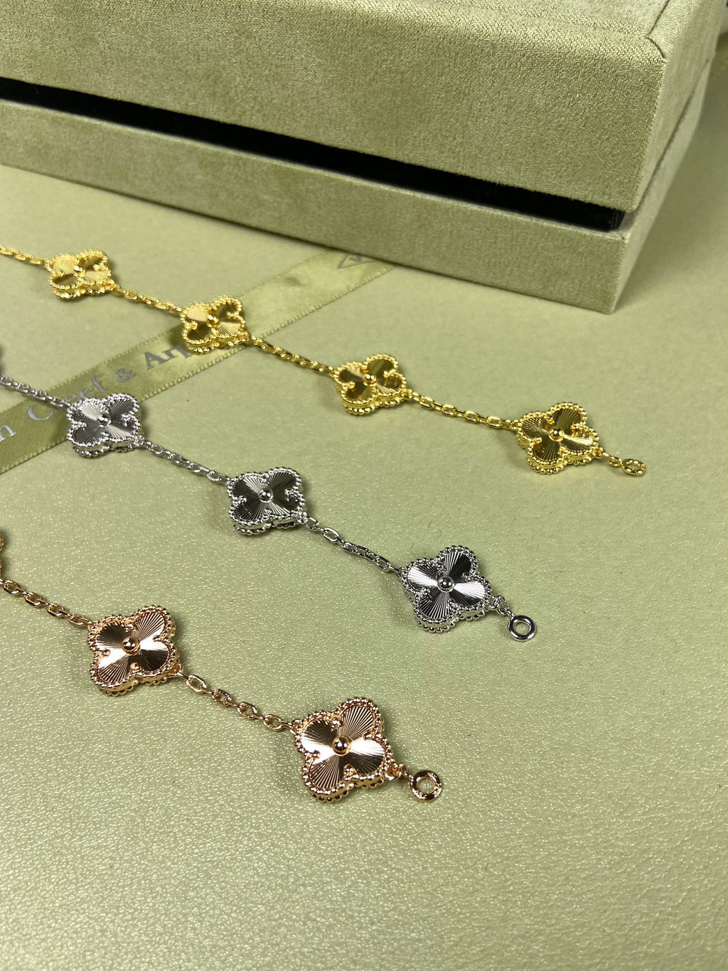 5XVA181K  Popular bracelets  5 flowers normal size1.5cm flower
