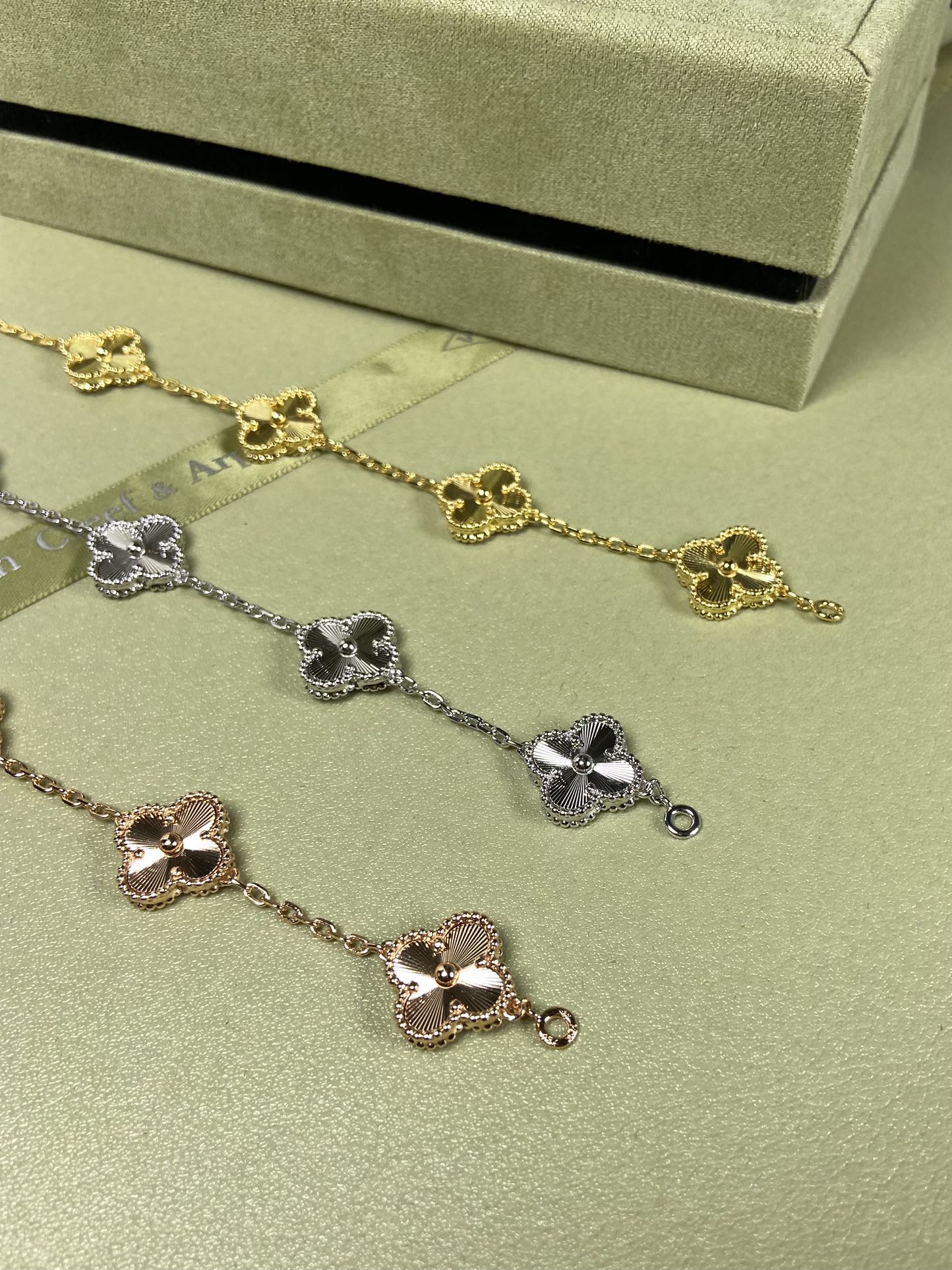 5XVA181K  Popular bracelets  5 flowers normal size1.5cm flower
