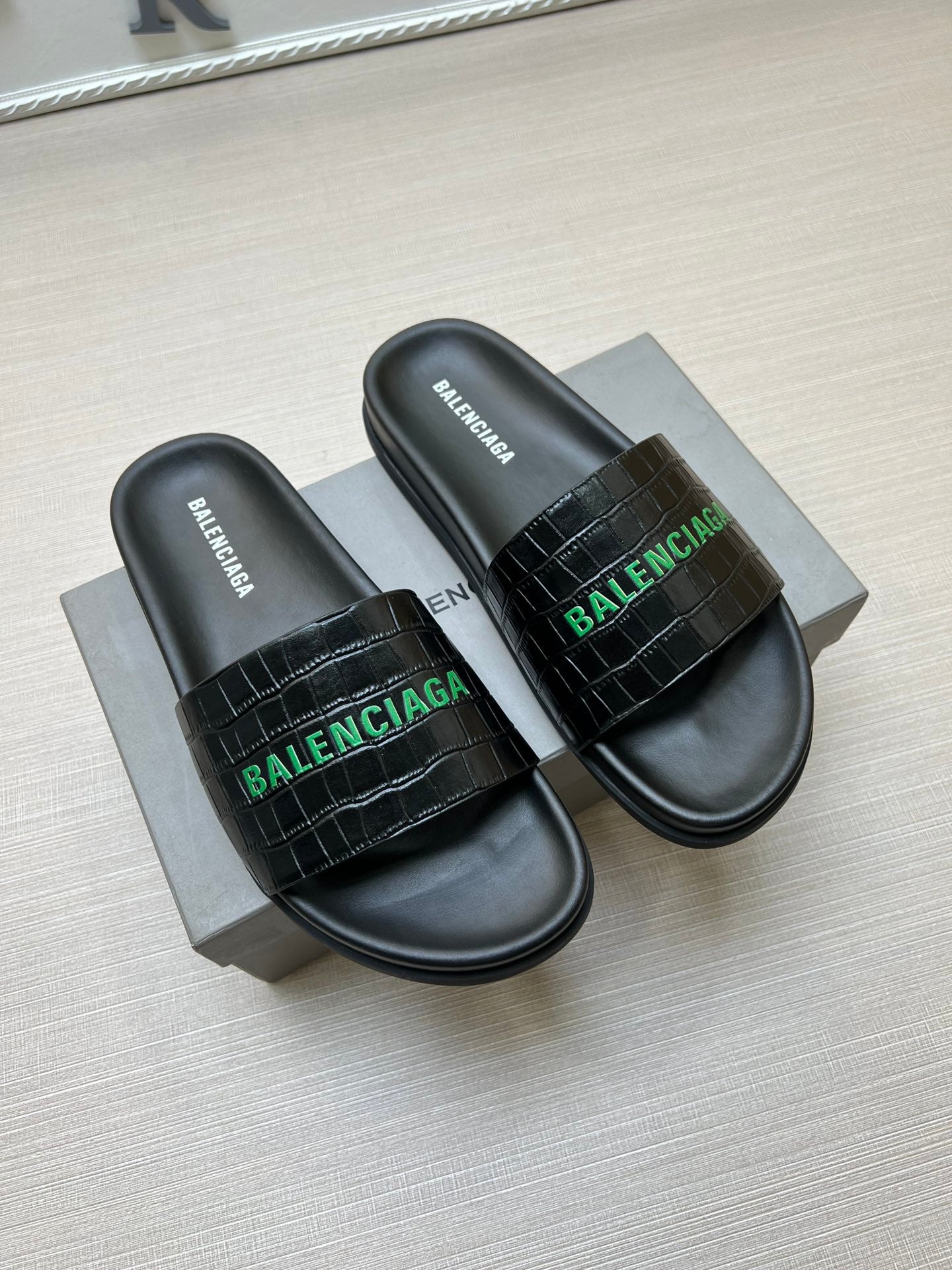 54J99Z Popular slippers